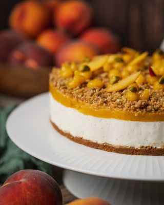 Dnes pre vás máme recept na luxusný krémový cheesecake s bielou čokoládou, šťavnatou broskyňovou vrstvou a chrumkavým...