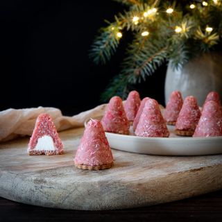 🍓🥥 Jahodovo-kokosové úliky (nepečené). Ak patríte medzi milovníkov nepečeného pečiva, tento recept si zamilujete. Tieto...